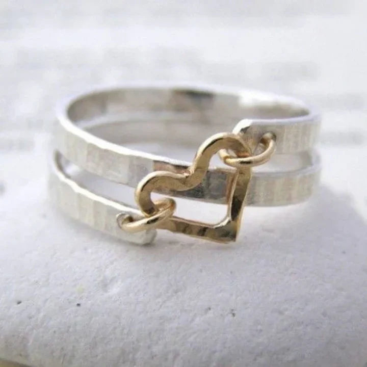 Bague en argent avec nœud de cœur en or