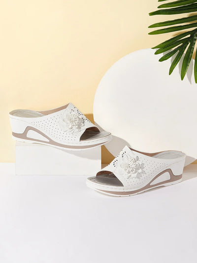 Mules compensées femme – Bout ouvert – Découpes florales – Semelle confortable – Style décontracté