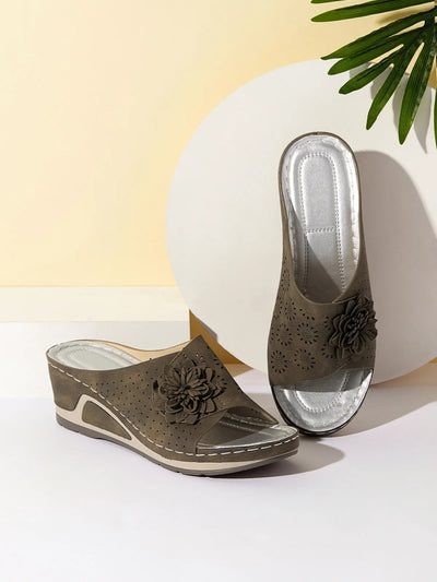 Mules compensées femme – Bout ouvert – Découpes florales – Semelle confortable – Style décontracté