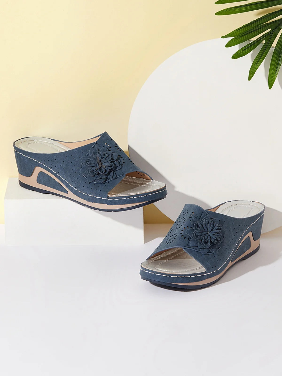 Mules compensées femme – Bout ouvert – Découpes florales – Semelle confortable – Style décontracté