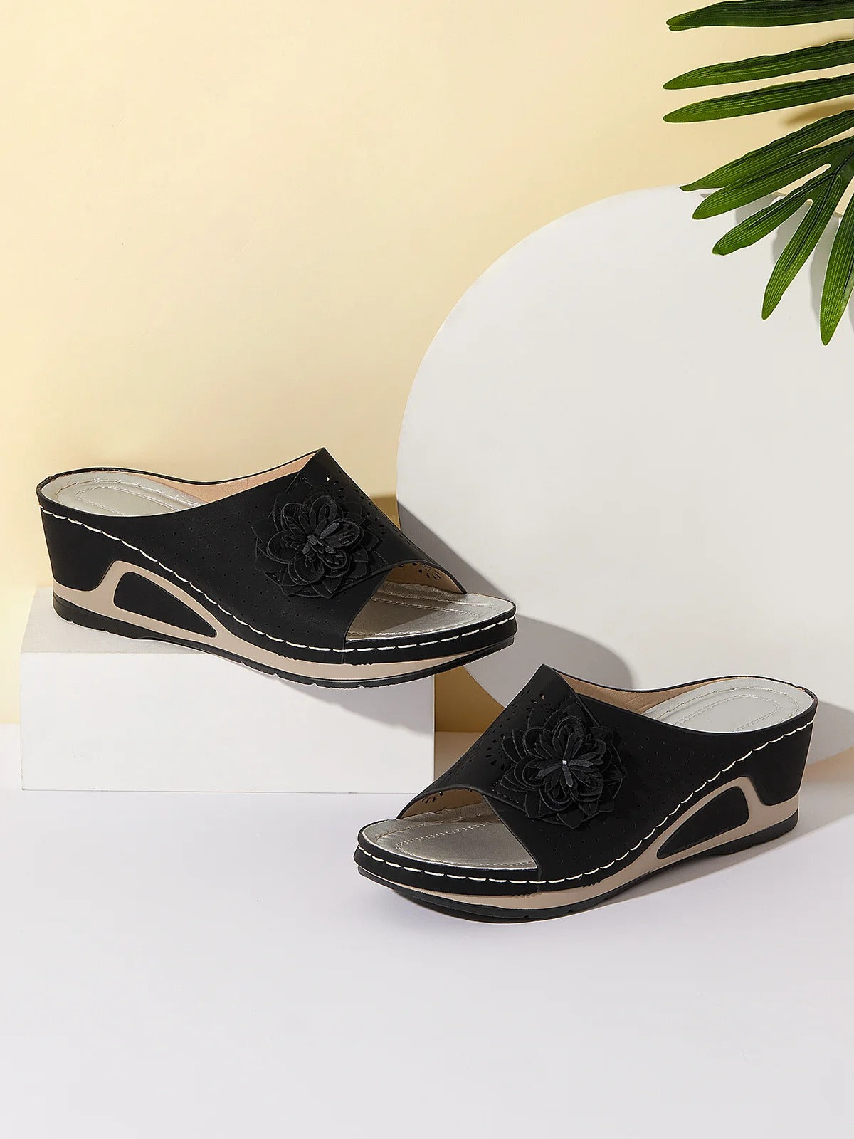 Mules compensées femme – Bout ouvert – Découpes florales – Semelle confortable – Style décontracté