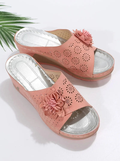 Mules compensées femme – Bout ouvert – Découpes florales – Semelle confortable – Style décontracté