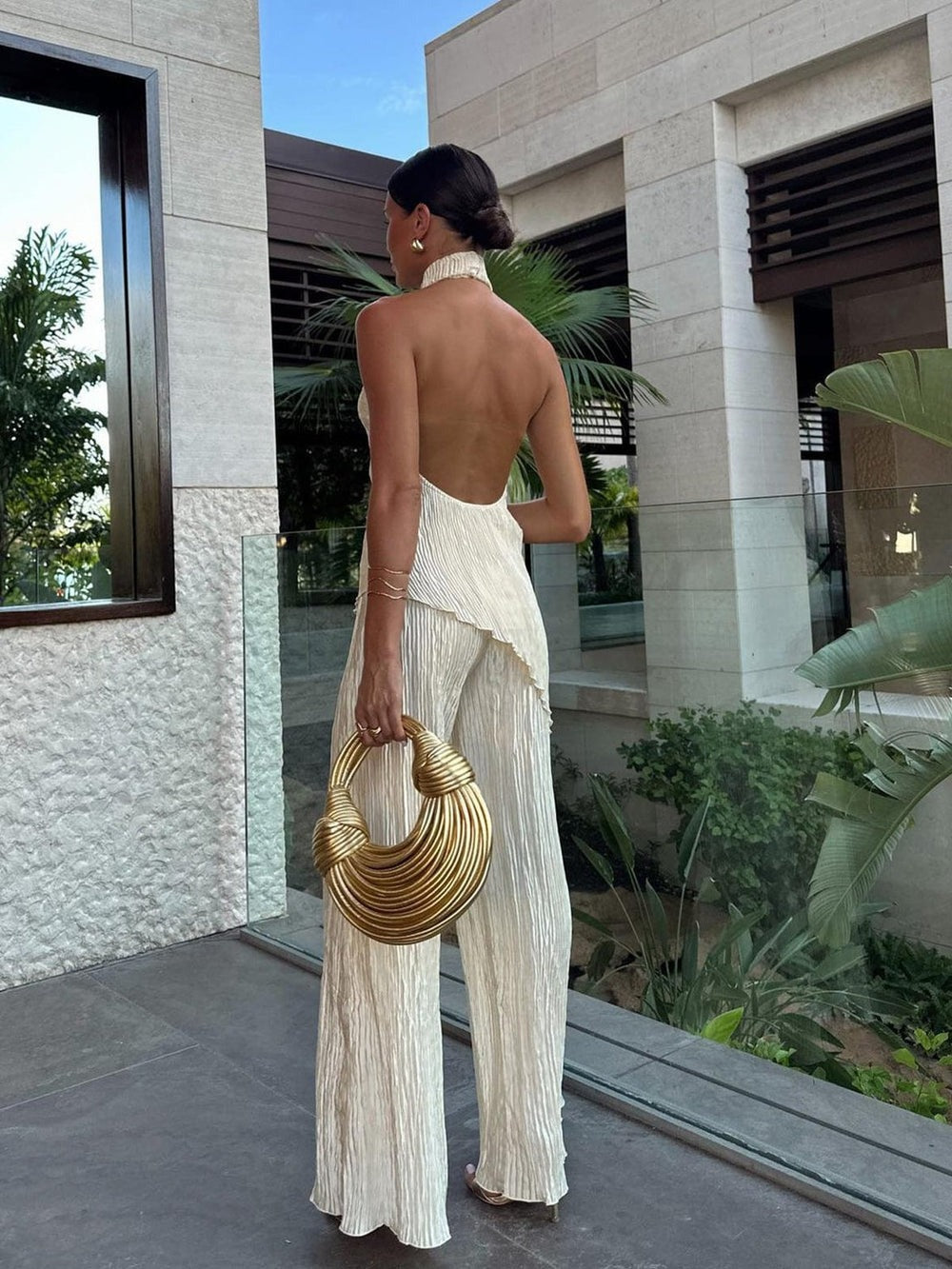 Ensemble satiné dos nu avec pantalon plissé