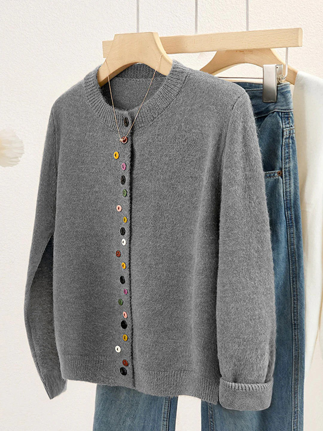 Olivia - Cardigan boutonné à col ras du cou pour femmes