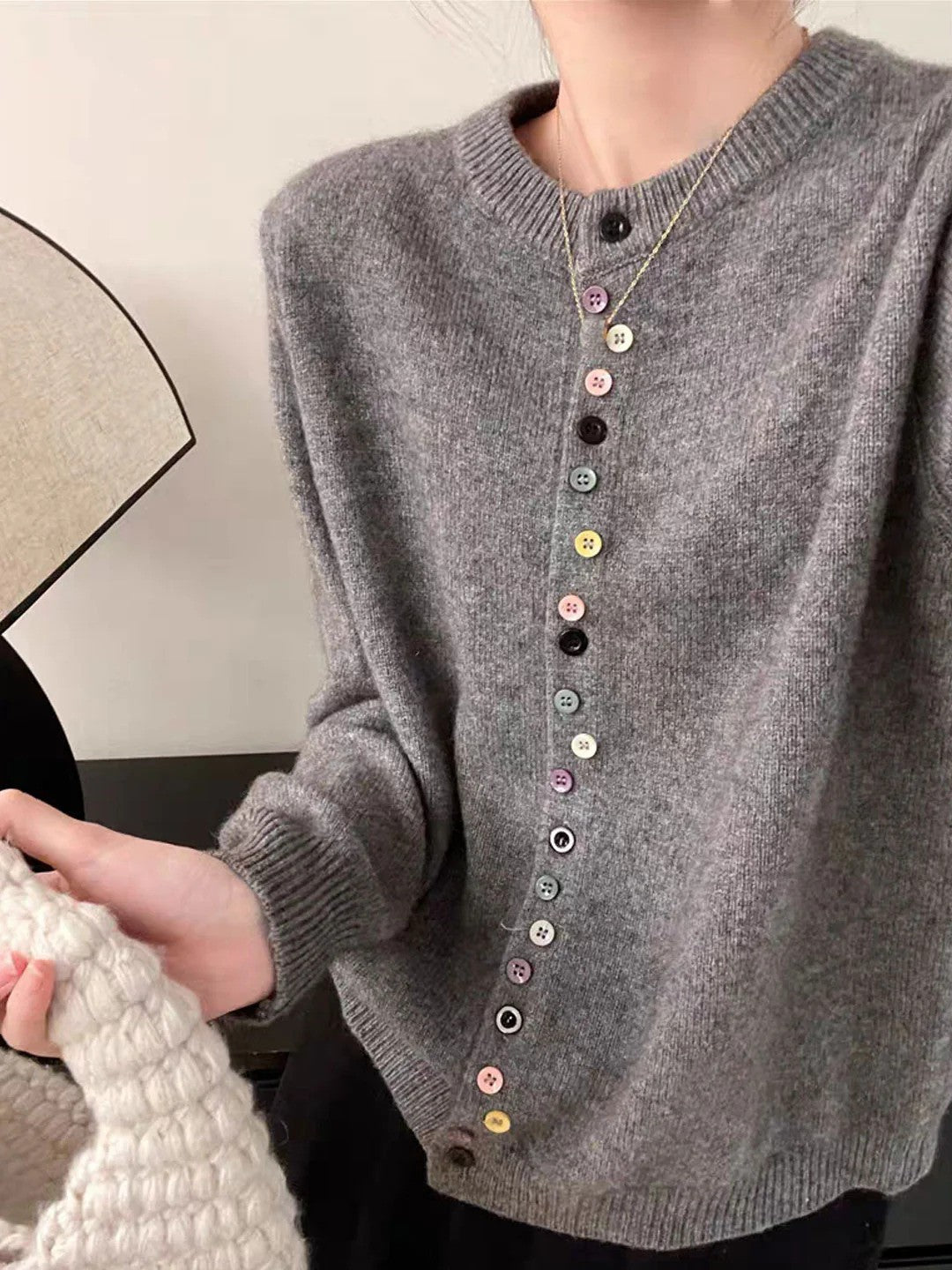 Olivia - Cardigan boutonné à col ras du cou pour femmes