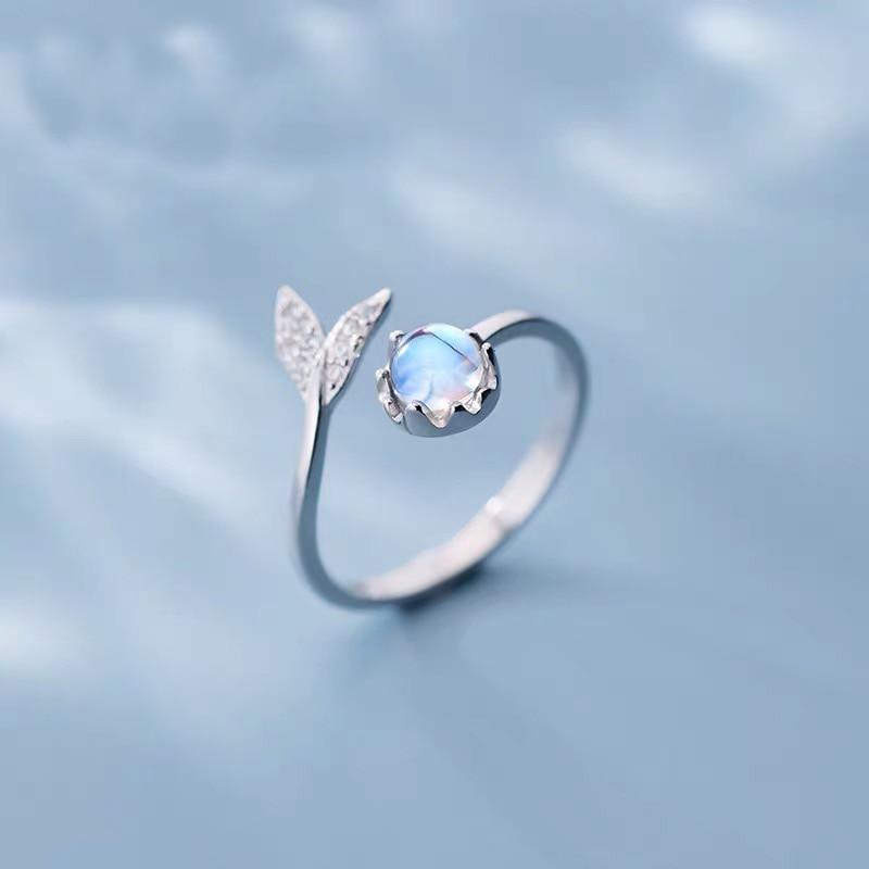 Bague réglable avec queue de dauphin en argent et zircons bleus
