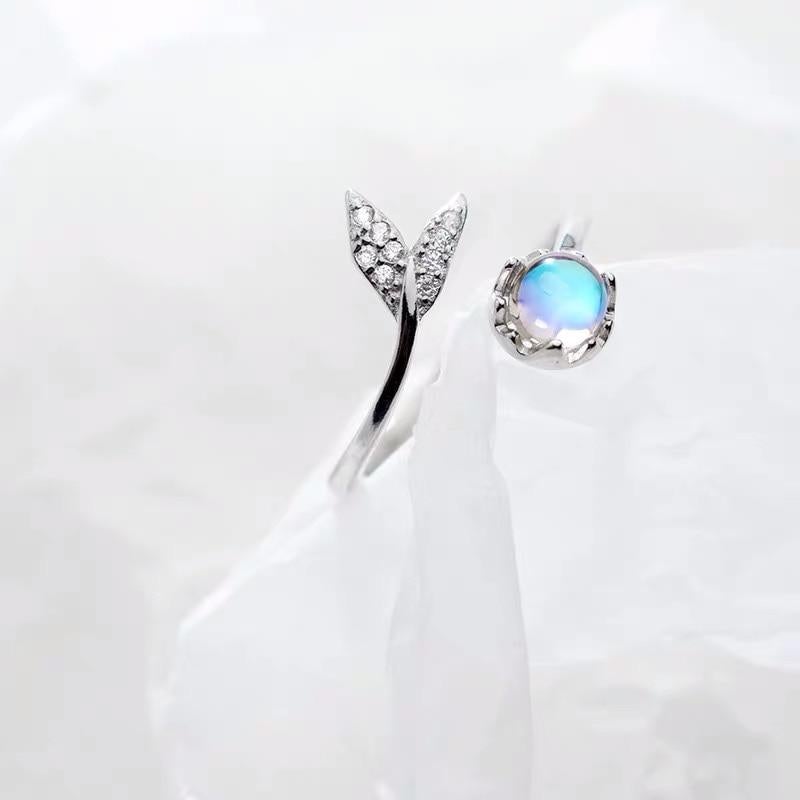 Bague réglable avec queue de dauphin en argent et zircons bleus