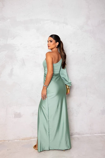 Robe à épaules nues avec fente latérale